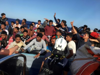 Des migrants secourus en mer par le bateau Ocean Viking de l'ONG "SOS Méditerranée, le 25 juin 2020 au large de l'île de Lampedusa - Shahzad ABDUL [AFP]