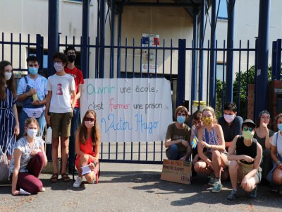 Les élèves du lycée Victor Hugo se sont réunis avec leurs professeurs pour exprimer leur désaccord face à l'annonce de la suppression des options. - Sarah Deslandes