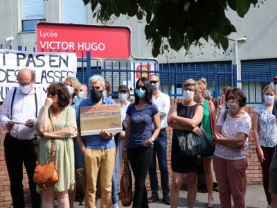 Les professeurs du lycée Victor Hugo se sont réunis pour exprimer leur désaccord face à l'annonce de la suppression des options. - Sarah Deslandes
