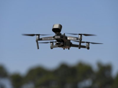 Un drone de la police municipale survole la plage de Lloret de Mar, le 22 juin 2020 en Espagne - Josep LAGO [AFP]