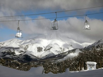 Des télésièges à l'arrêt dans la station de ski de Bariloch, le 24 juin 2020 en Argentine - FRANCISCO RAMOS MEJIA [AFP]