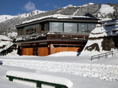 Une boutique de skis fermée, le 24 juin 2020 à Bariloche, en Argentine - FRANCISCO RAMOS MEJIA [AFP]
