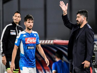 L'entraîneur du Napoli Gennaro Gattuso replace ses joueurs face à l'Inter Milan, lors de la demi-finale retour de la Coupe d'Italie à Naples, le 13 juin 2020 - Filippo MONTEFORTE [AFP/Archives]