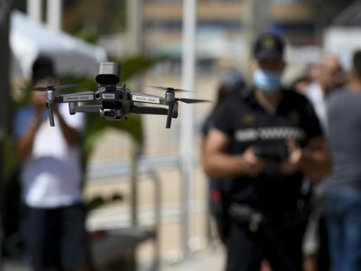 La police municipale utilise des drones pour faire respecter les mesures sanitaires, le 22 juin 2020 à Lloret de Mar, en Espagne - Josep LAGO [AFP]