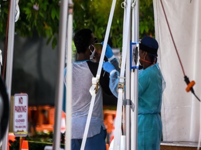 Un homme se fait tester au coronavirus à Miami Beach, le 24 juin 2020 en Floride - CHANDAN KHANNA [AFP]