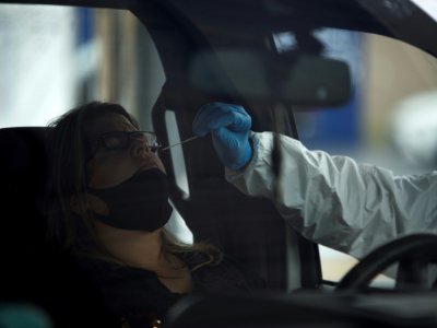 Un automobiliste se fait tester au coronavirus dans un drive, le 25 juin 2020 à Houston, au Texas - Mark Felix [AFP]