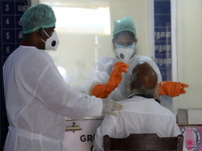 Un homme se fait tester au coronavirus, le 26 juin 2020 à Chennai, en Inde - Arun SANKAR [AFP]