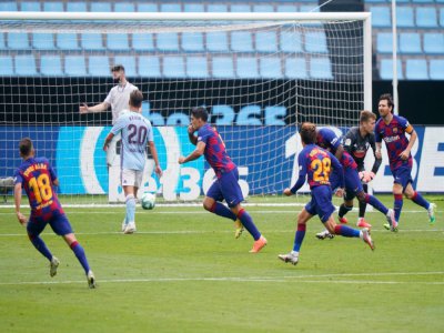 L'attaquant uruguayen Luis Suarez (c) exulte après avoir marqué lors du match de Liga sur le terrain du Celta Vigo, le 27 juin 2020 - STR [AFP]
