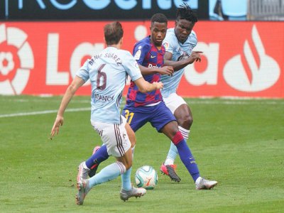 L'attaquant hispano-guinéen de Barcelone, Ansu Fati (c), aux prises avec le milieu et le défenseur du Celta Vigo, Denis Suarez (g) et Joseph Aidoo, lors du match de Liga à Vigo, le 27 juin 2020 - STR [AFP]