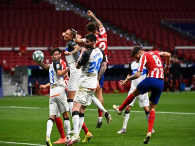 Le milieu de l'Atlético de Madrid, Saul Niguez (d), marque de la tête lors du match de Liga face à Alavés, à Madrid, le 27 juin 2020 - Gabriel BOUYS [AFP]