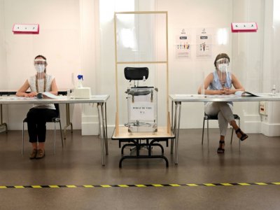 Des bénévoles dans un bureau de vote avant le second tour des municipales, à Paris le 26 juin 2020 - BERTRAND GUAY [AFP]