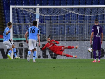 L'attaquant de la Lazio, Ciro Immobile (g), réussit son penalty lors du match de Serie A face à la Fiorentina, à Rome, le 27 juin 2020 - Alberto PIZZOLI [AFP]