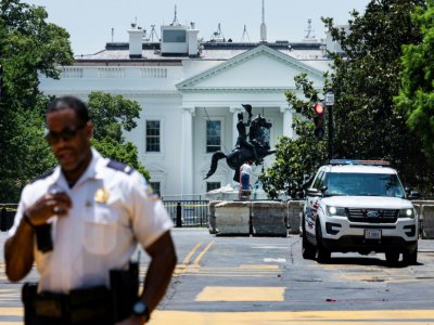 Inspection de la statue de l'ancien président américain Andrew Jackson devant la Maison Blanche après que des manifestants ont voulu la mettre à terre, le 23 juin 2020 à Washington - JIM WATSON [AFP/Archives]