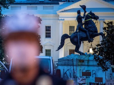 Des cordes pendent de la statue de l'ancien président américain Andrew Jackson, taguée, que des manifestants ont voulu mettre à bas, le 22 juin 2020 devant la Maison Blanche, à Washington - Eric BARADAT [AFP/Archives]