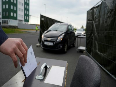 Un bureau de vote en drive pour les personnes en quarantaine, le 27 juin 2020 à Kopavogur, au sud de Reykjavik, en Islande - Halldor KOLBEINS [AFP]
