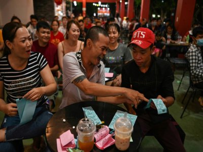 Des participants à une soirée loto animée par une troupe d'artistes transgenres, le 26 juin 2020 à Bing Duong, au Vietnam - Manan VATSYAYANA [AFP]