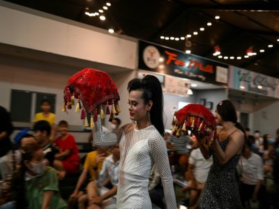 L'artiste transgenre Nha Vy (g) anime une soirée loto, le 26 juin 2020 à Binh Duong, au Vietnam - Manan VATSYAYANA [AFP]