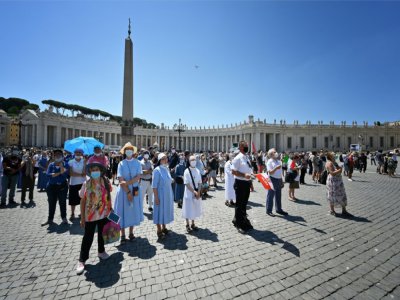 Des personnes attendent place Saint-Pierre la prière de l'Angélus du pape François, le 28 juin 2020 à Rome - Alberto PIZZOLI [AFP]
