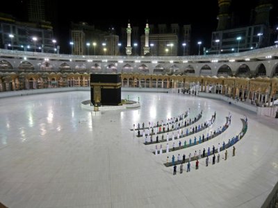 Quelques fidèles musulmans prient à la Kaaba, le 23 juin 2020 à La Mecque, en Arabie saoudite - STR [AFP/Archives]