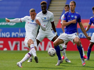 Ross Barkley (g) reprend et marque pour Chelsea sur le terrain de Leicester, le 28 juin 2020 - Tim Keeton [POOL/AFP]