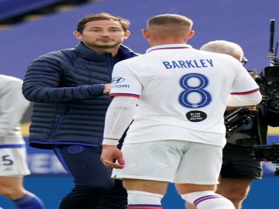 L'entraîneur de Chelsea Frank Lampard félicite le buteur du jour Ross Barkley sur le terrain de Leicester, le 28 juin 2020 - Tim Keeton [POOL/AFP]