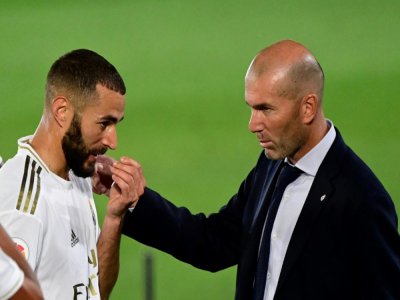 L'attaquant du Real Madrid Karim Benzema (g) et son entraîneur Zinédine Zidane, contre Majorque le 24 juin 2020 au stade Alfredo-Di Stefano, le 24 juin 2020 à Madrid - JAVIER SORIANO [AFP/Archives]