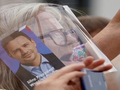 Une partisane du candidat à la présidentielle Rafal Trzaskowski lors d'un meeting à Varsovie le 26 juin 2020 - JANEK SKARZYNSKI [AFP]