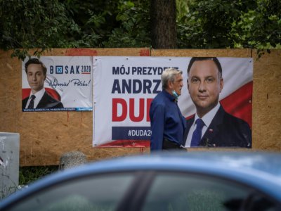 Panneau éléctoral du président sortant Andrzej Duda le 25 juin 2020 à Varsovie - Wojtek RADWANSKI [AFP]