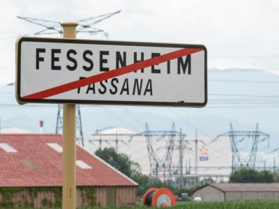 Panneau routier près de la centrale nucléaire de Fessenheim le 27 juin 2020 - SEBASTIEN BOZON [AFP]