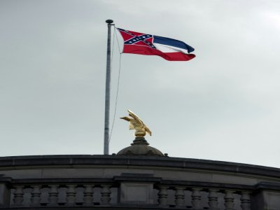 Le drapeau de l'Etat du  Mississippi sur le bâtiment des institutions à  Jackson, Mississippi, le 28 juin 2020 - Rory Doyle [AFP]