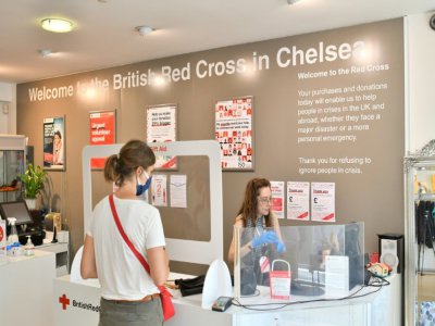 Une cliente à la caisse d'un magasin de la Croix-Rouge britannique, le 25 juin 2020 à Londres - JUSTIN TALLIS [AFP]