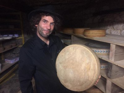 Steven Le Gall est fier de ses fromages, qu'il peut désormais affiner dans le sous-sol de sa nouvelle boutique. - Christian Pedron