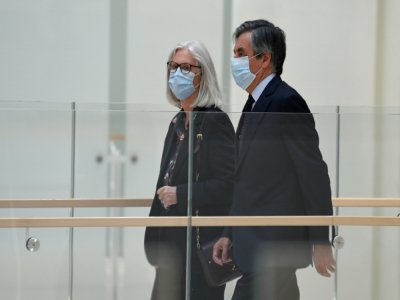 L'ancien Premier ministre Francois Fillon (d) et sa femme Pénélope arrivent au Palais de justice à Paris le 29 juin 2020 - Bertrand GUAY [AFP]