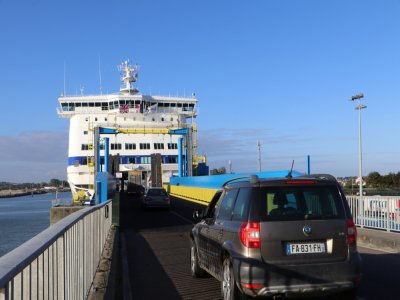 Le ferry Le Mont Saint Michel a redémarré ses voyages avec ses passagers ce lundi 29 juin. Les véhicules entrent par vague.