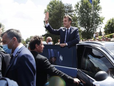 Emmanuel Macron salue la foule après avoir voté au Touquet, le 28 juin 2020 - Yoan VALAT [POOL/AFP]