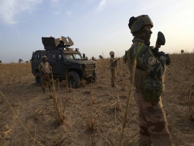 Un soldat français de l'opération Barkhane en patrouille dans le nord du Burkina Faso le 9 novembre 2019 - MICHELE CATTANI [AFP/Archives]
