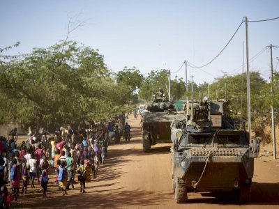 Des soldats français patrouillent dans le village de Gorom Gorom, dans le nord du Burkina Faso le 14 novembre 2019 - MICHELE CATTANI [AFP/Archives]