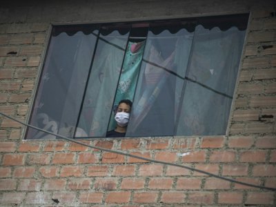 Carlos, 9 ans, à la fenêtre de la maison de la famille Hernández à Lima, le 25 juin 2020 - ERNESTO BENAVIDES [AFP]