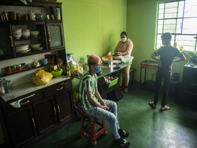 Le jeune Vénézuélien Wilmer (G), 15 ans, dans sa maison de Lima le 25 juin 2020 - ERNESTO BENAVIDES [AFP]