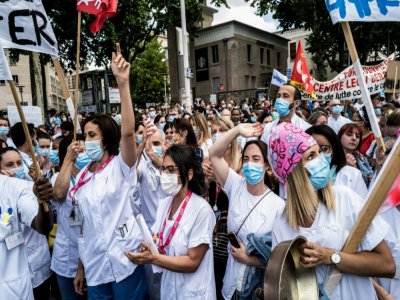 Des personnels soignants manifestent à Lyon le 16 juin 2020 - JEFF PACHOUD [AFP/Archives]