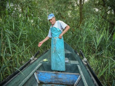 Iosif Acsente, prépare son filet de pêche, près du village de Sfantu Gheorghe, à l'embouchure du Danube le 17 juin 2020 - Daniel MIHAILESCU [AFP]
