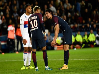 Edinson Cavani et Neymar se disputent le droit de tirer un pénalty contre Lyon au Parc des Princes le 17 septembre 2017 - CHRISTOPHE SIMON [AFP/Archives]