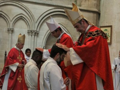 L'ordination de deux nouveaux prêtres par l'évêque Monseigneur Jacques Habert, a réuni 600 fidèles en la cathédrale de Sées le dimanche 28 juin.