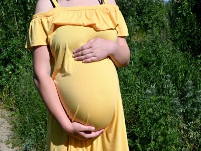 Olga, mère porteuse de 26 ans, est enceinte de jumeaux pour un couple chinois. Ici le 12 juin 2020 près de Kiev - Sergei SUPINSKY [AFP/Archives]