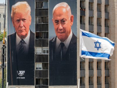 Des portraits géants du Premier ministre israélien Benjamin Netanyahu et du président américain Donald Trump, le 10 juin 2020 à Jérusalem - AHMAD GHARABLI [AFP/Archives]
