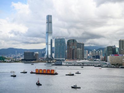 "Célébrons la loi sur la sécurité nationale" proclame une bannière sur un bateau qui vogue dans la baie de Hong Kong, le 1er juillet 2020 - Anthony WALLACE [AFP]