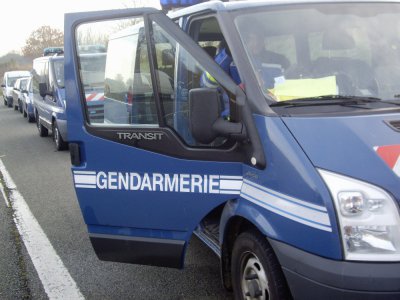 Un escadron de gendarmerie mobile a été déployé toute la soirée et a dissuadé l'organisation de l'événement.