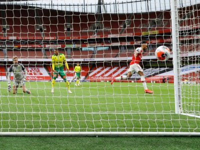L'attaquant d'Arsenal, Pierre-Emerick Aubameyang (d), auteur d'un doublé lors du match de Premier League face à Norwich, à Londrs, le 1er juillet 2020 - Richard Heathcote [POOL/AFP]