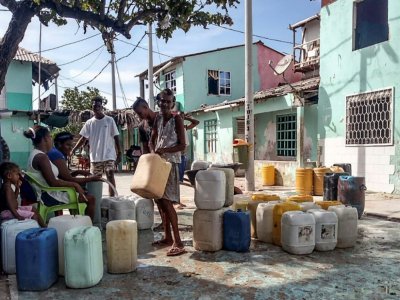 Des habitants de Santa Cruz del Islote s'approvisionnent en eau, le 17 juin 2020 - Adrian CARBALLOS De HOYOS [AFP]