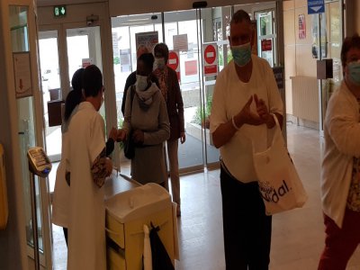 Port du masque obligatoire, distanciation et prise de température sont obligatoires pour chaque visiteur, à l'entrée de l'hôpital d'Alençon.